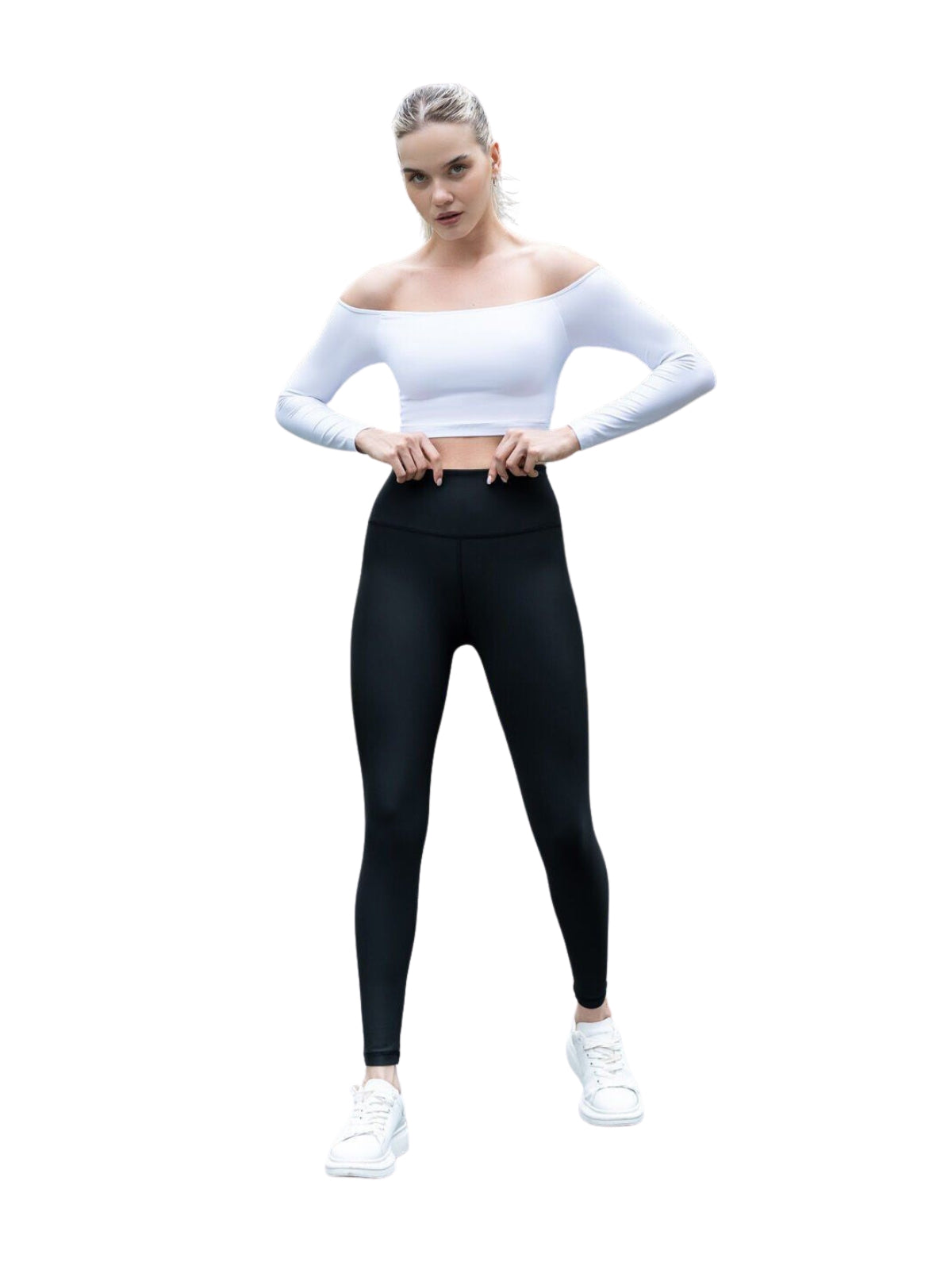 Person, die ein Lismina 083 Comfortlux Off Shoulder Langarm-T-Shirt in Weiss, schwarze Leggings und weiße Turnschuhe trägt und Yoga macht.